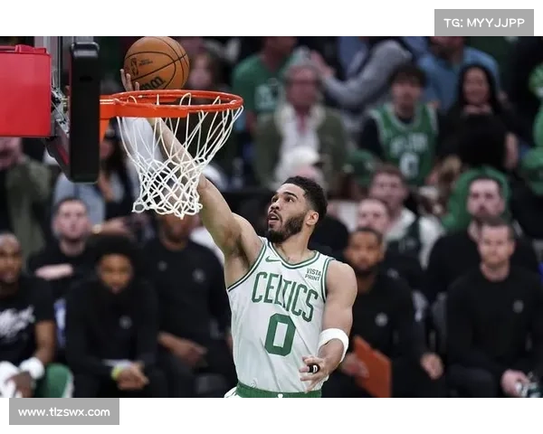 怀特首节火力全开命中三记三分砍下12分3篮板4助攻引爆全场